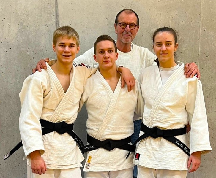 Die neuen Dan-Träger (schwarz Gurt) von der Judoabteilung Stella Bevergern v.l. Felix Teigeler, Guillaume Hübner und Sophie Eifert mit Trainer Klaus Büchter 
